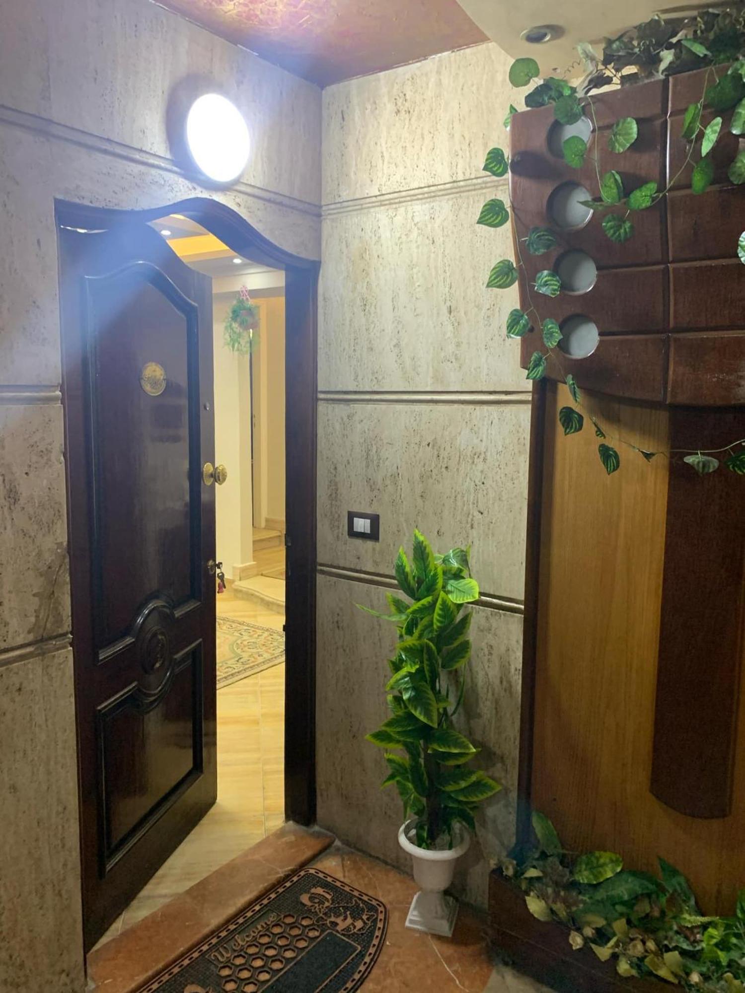 In Modern 2 Bedroom Flat With 3acs, 2flat Screen Tvs, Free Wi-fi Large Balcony In The Heart Of * Alexandrie